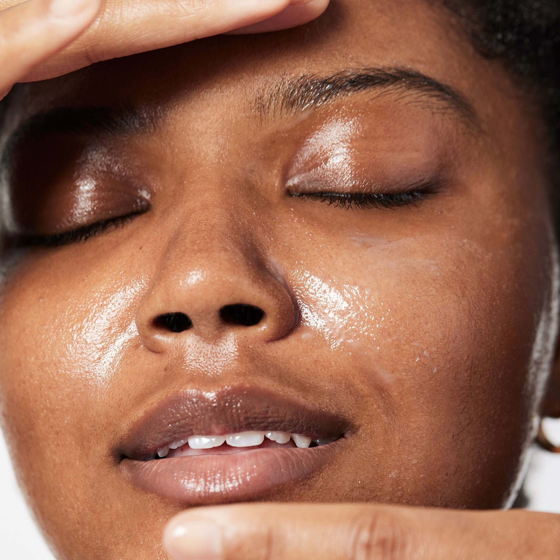 holy-hydration-makeup-melting-cleansing-balm-s5 040822_Model_HH-Cleansingbalm_044_RT2-V1_IGF_6a40ae53-ccc2-4a83-9d08-7c99f2dc2b4b.jpg