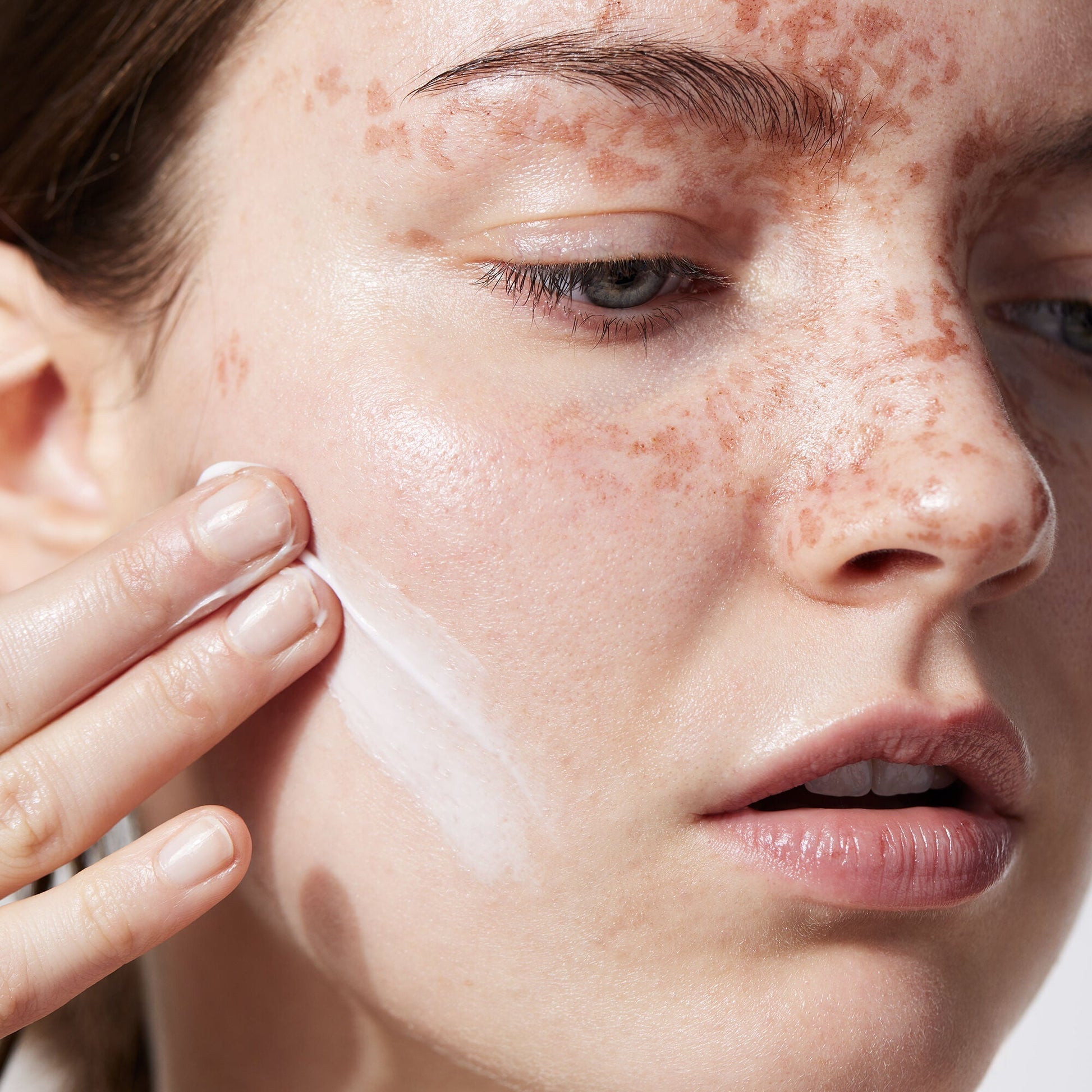 holy-hydration-face-cream-g4 040822_Model_HH-FaceCream_091_RT2-V1_IGF_38740f4c-997d-4161-a3bd-3457855e993f.jpg