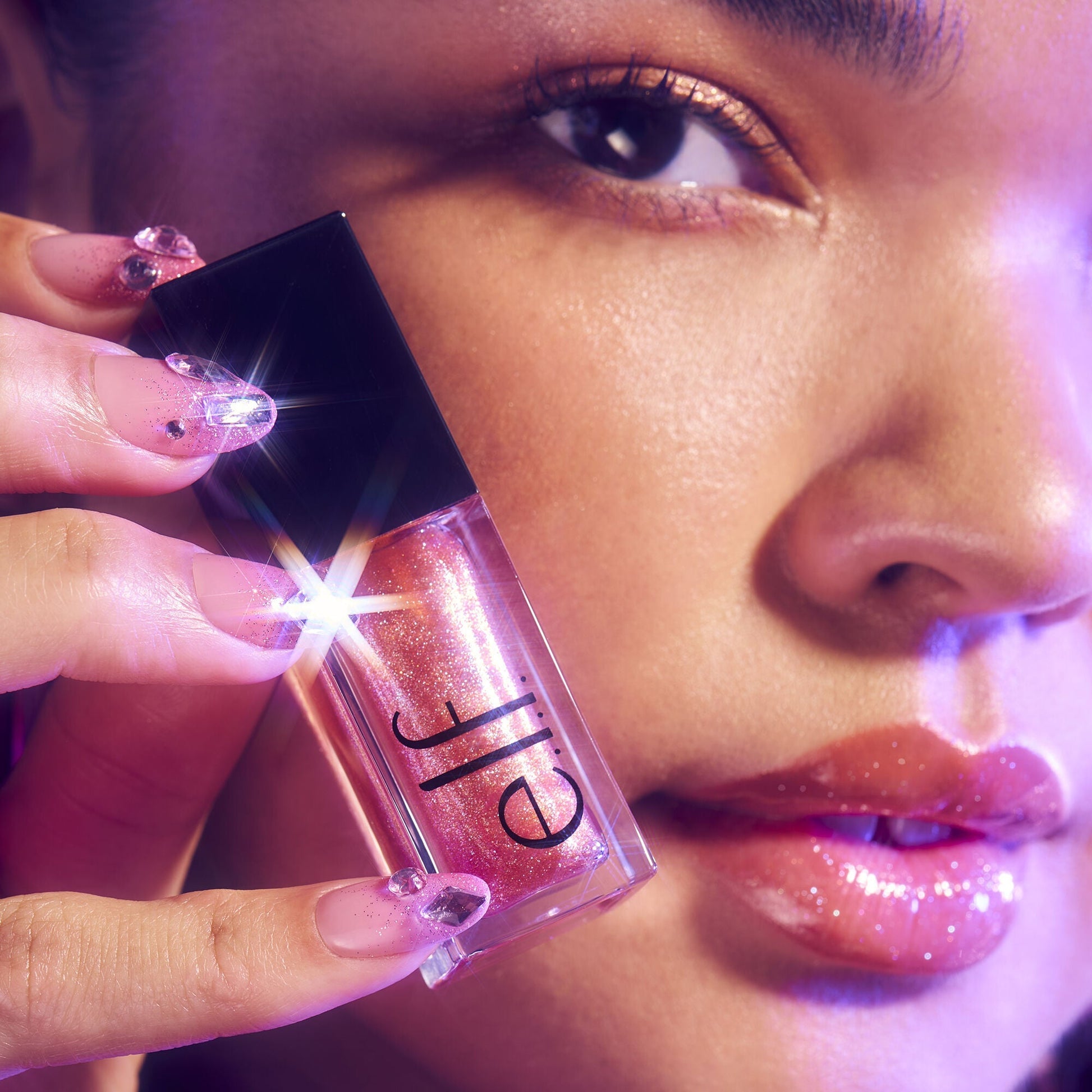 glow-reviver-plumping-lip-oil-u2 072225_Breanna_LipPlump_0391_2000x2000_0613e084-a418-44f9-b40d-c461b7a4b6db.jpg