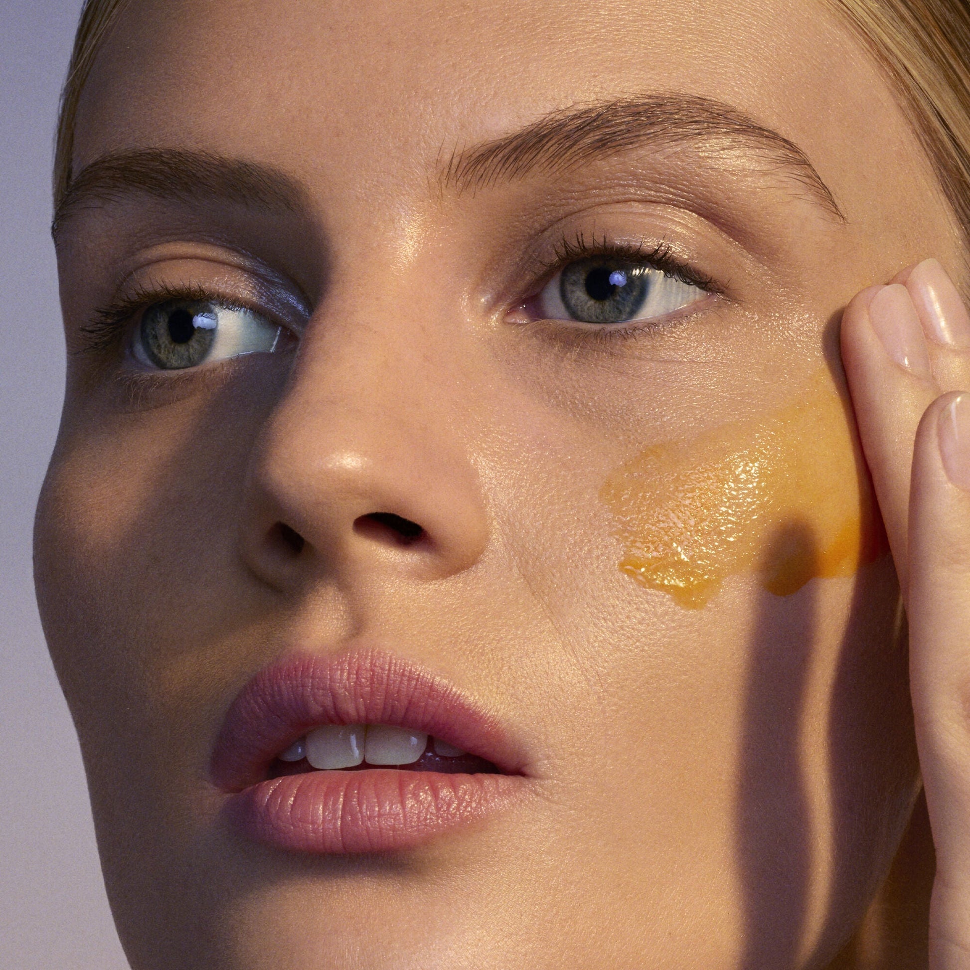 youth-boosting-advanced-night-retinoid-serum-regular-j6 080222_Florence_ANR_0403_IGF_V2.jpg