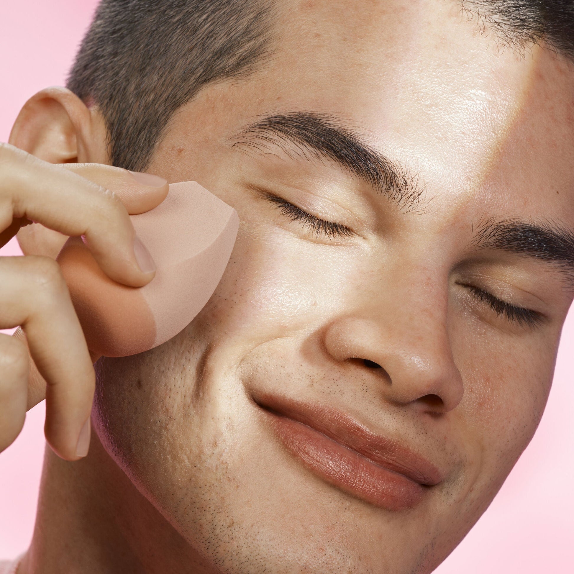 halo-glow-angled-silicone-face-sponge-y0 102124_HGST_Alfredo_Application_0134_v2_RGB_IGF.jpg