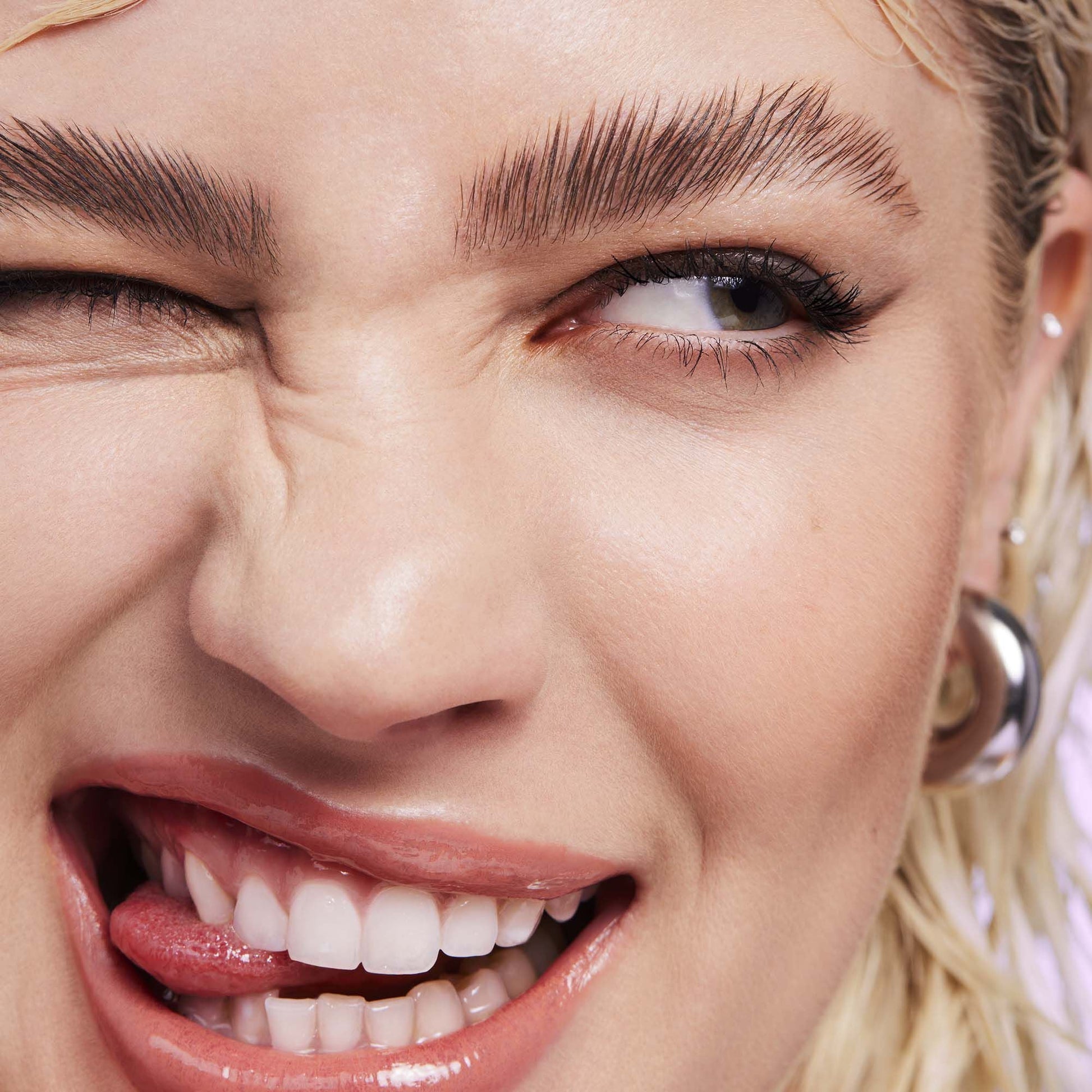 brow-laminating-gel-z9 110923_Genevieve_BrowGel_App-Vibe_6982_RGB_IGF.jpg