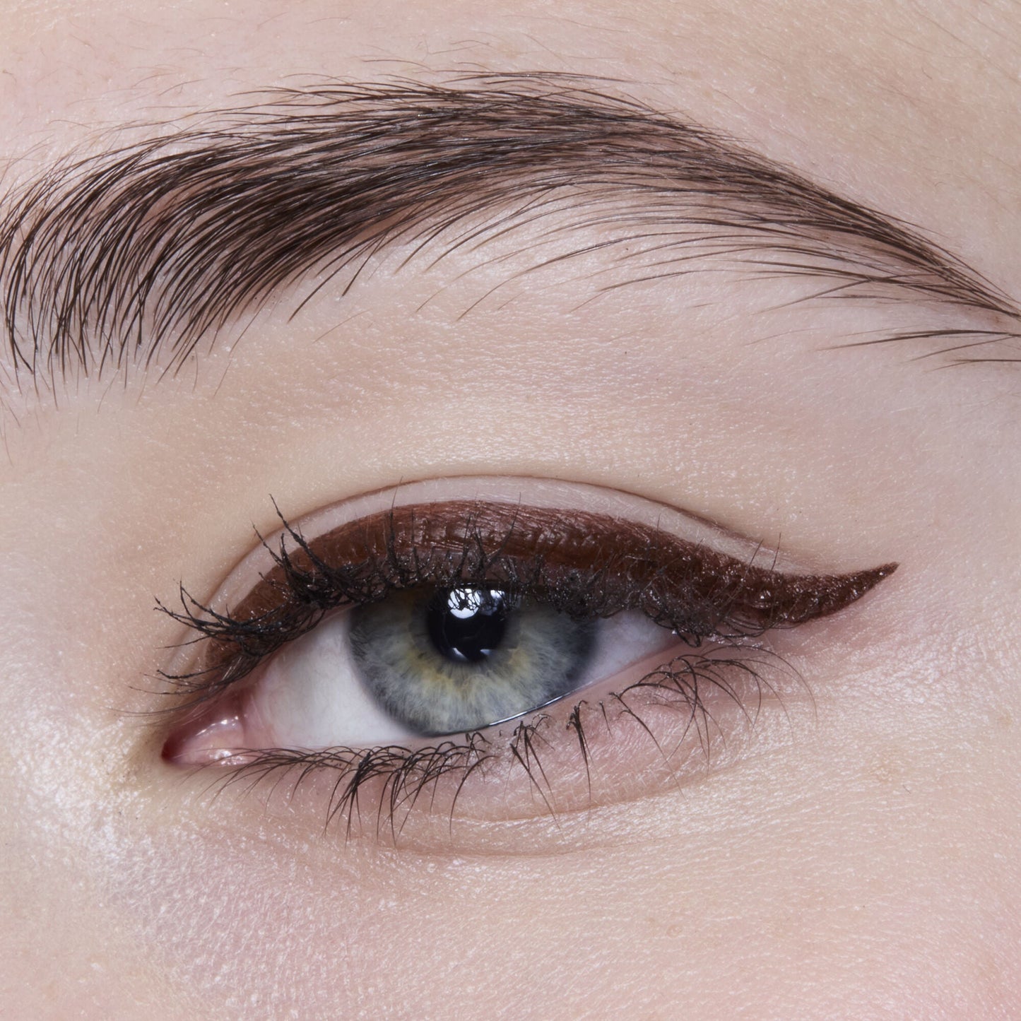 h2o-proof-eyeliner-pen-g6 81606_H20_PROOF_EYELINER_20PEN_CHESTNUT_MOM_BROWN_JORDAN_0029_v3.jpg