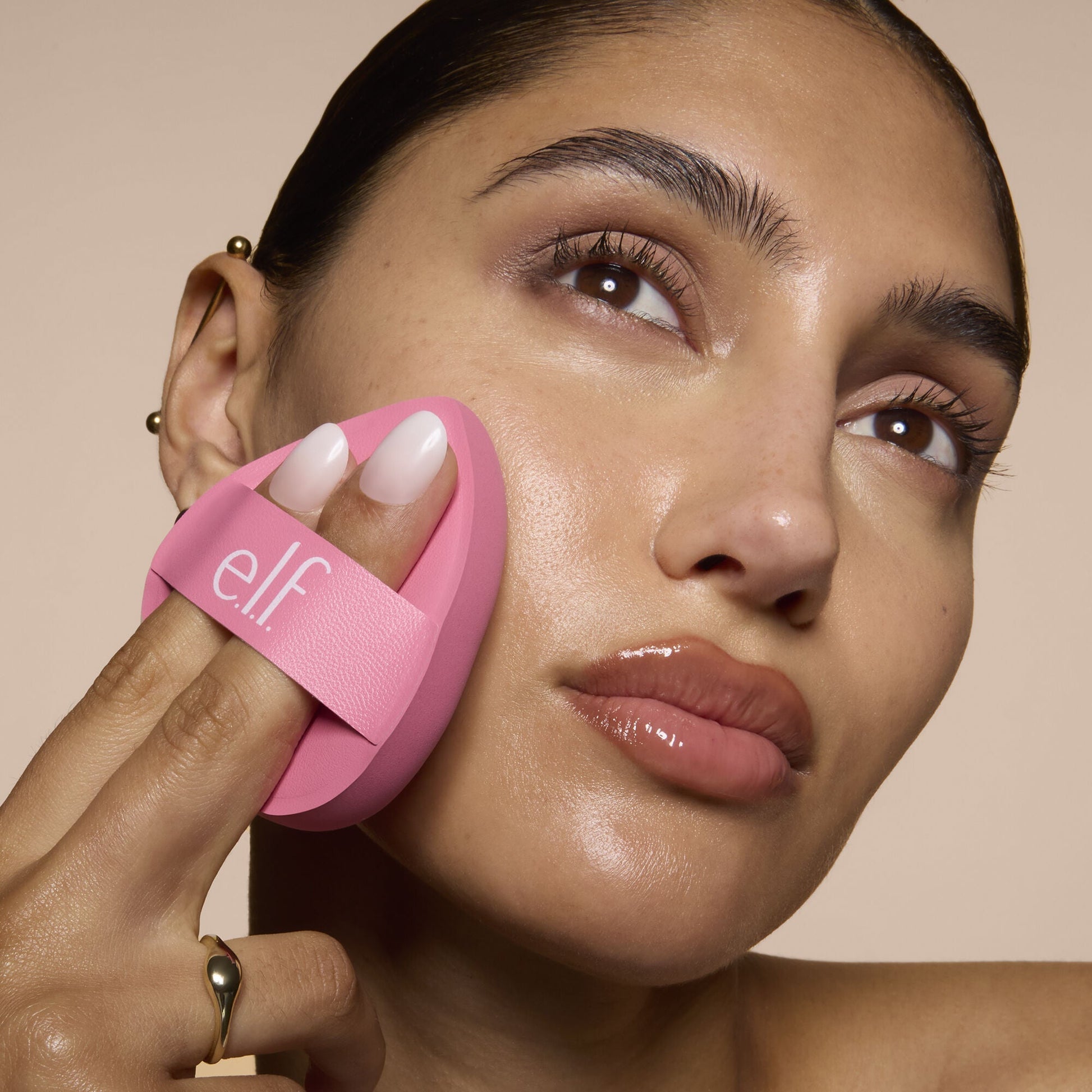 pillow-puff-foundation-sponge-d1 81838_MOM_PILLOW_PUFF_FOUNDATION_SPONGE_TOOL_SHOT_SONALI_0126_V2.jpg