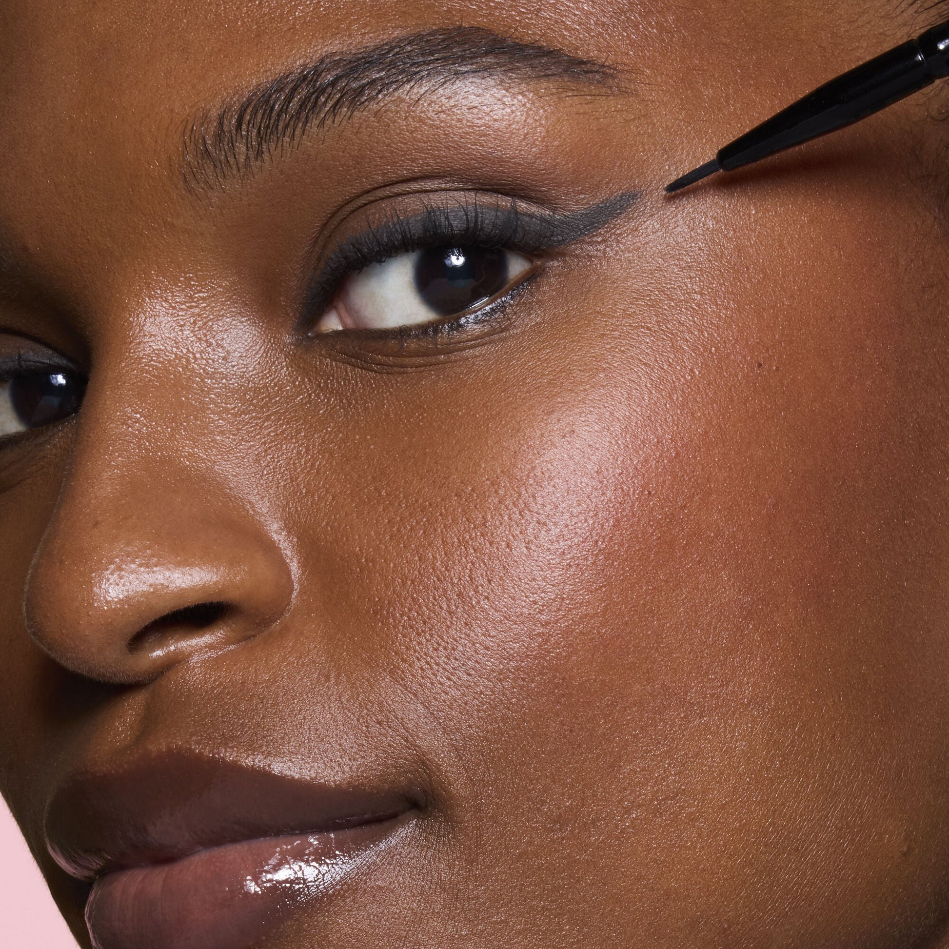 ultra-fine-eyeliner-brush-h8 81915_ULTRA_FINE_EYELINER_BRUSH_TOOL_SHOT_MOM_TSHECA_0120_v2.jpg