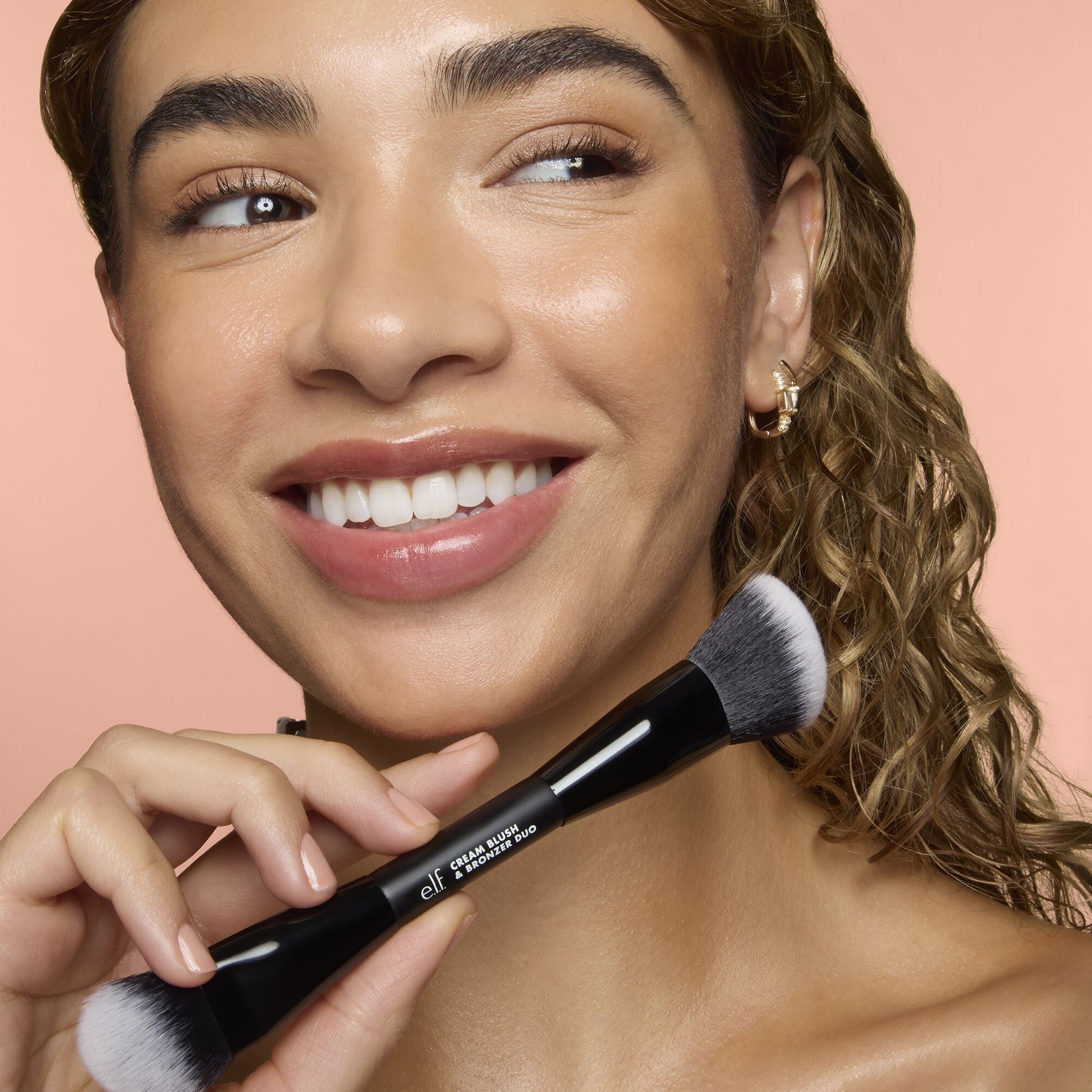 cream-blush-and-bronzer-duo-brush-x5 83857_CREAM_BLUSH_BRONZER_DUO_BRUSH_Q4_Alyssa_0103_V3_7510f340-cab5-4e94-b40f-1ad3f84fd183.jpg