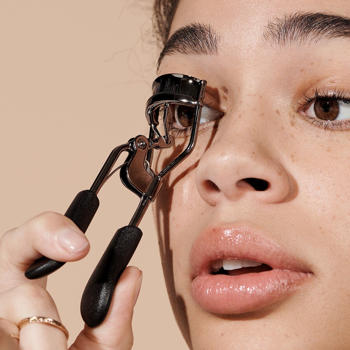 pro-eyelash-curler-v9 84067_ProEyelashCurler_Model.jpg