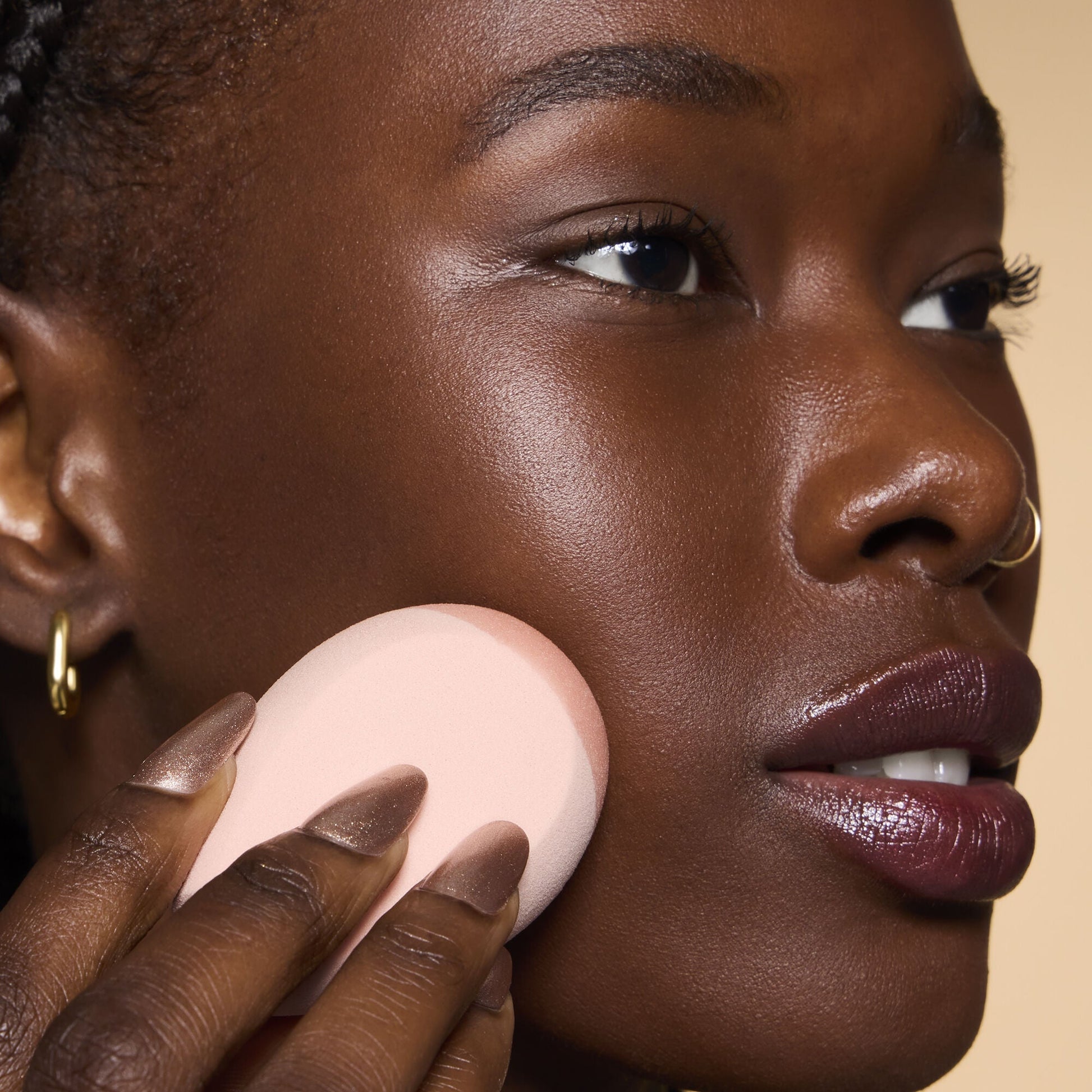 halo-glow-angled-silicone-face-sponge-y0 84235_HALO_GLOW_ANGLED_SILICONE_FACE_SPONGE_BILLIE_0078_V3.jpg
